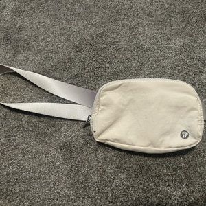WHITE OPAL lululemon everywhere belt bag 1L